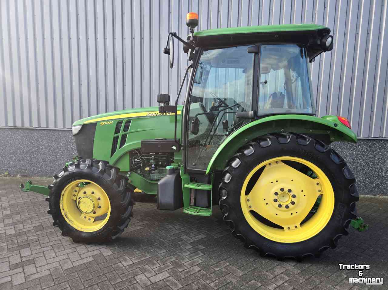 Schlepper / Traktor John Deere 5100M