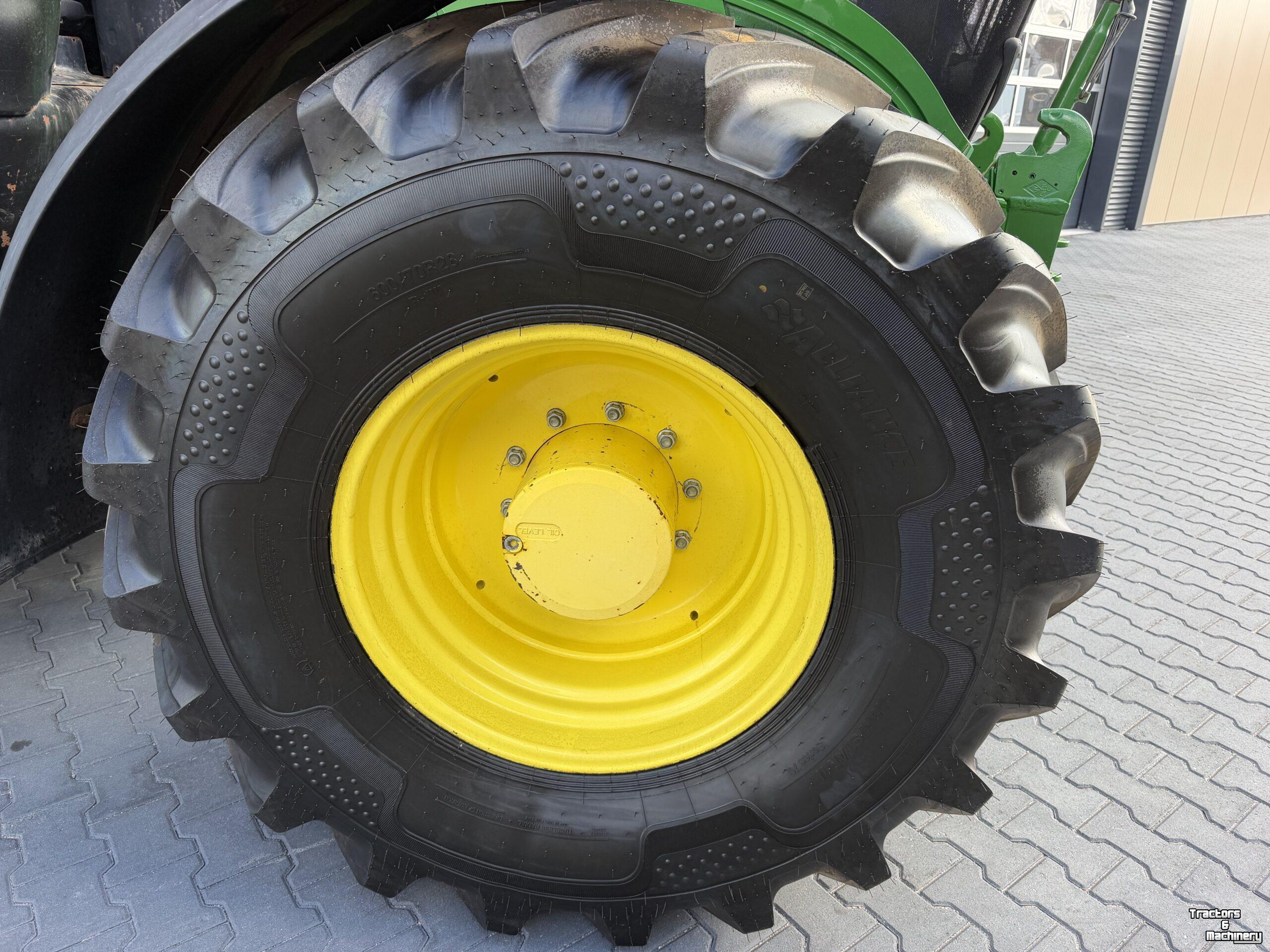 Schlepper / Traktor John Deere 6215R