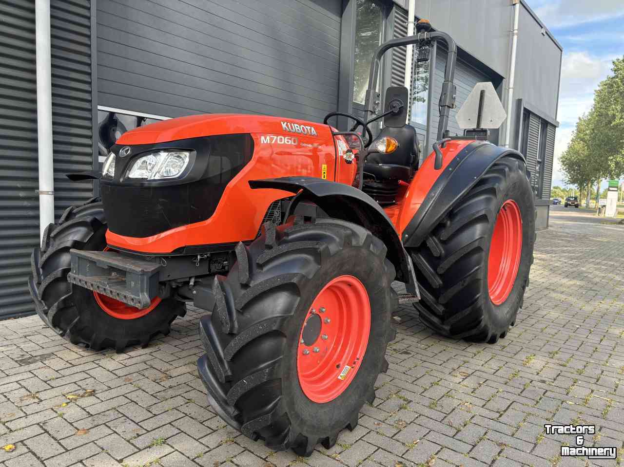 Schlepper / Traktor Kubota M7060 hydraulic shuttle