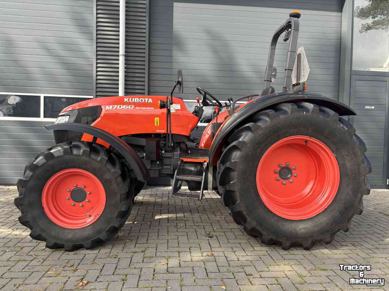 Schlepper / Traktor Kubota M7060 hydraulic shuttle