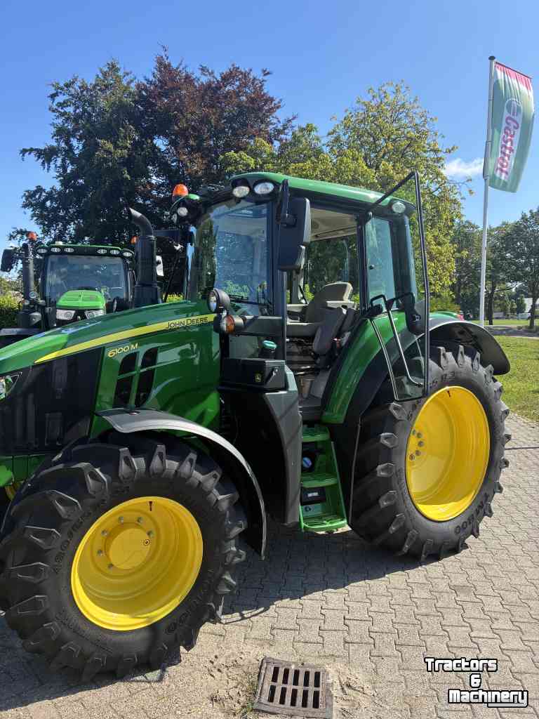 Schlepper / Traktor John Deere 6100M