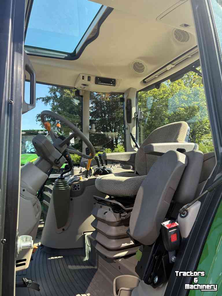 Schlepper / Traktor John Deere 6100M