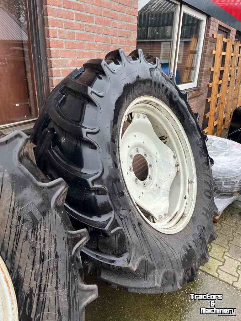 Räder, Reifen, Felgen & Distanzringe Mitas AC70 520/70R38 en 420/70R28 wielen