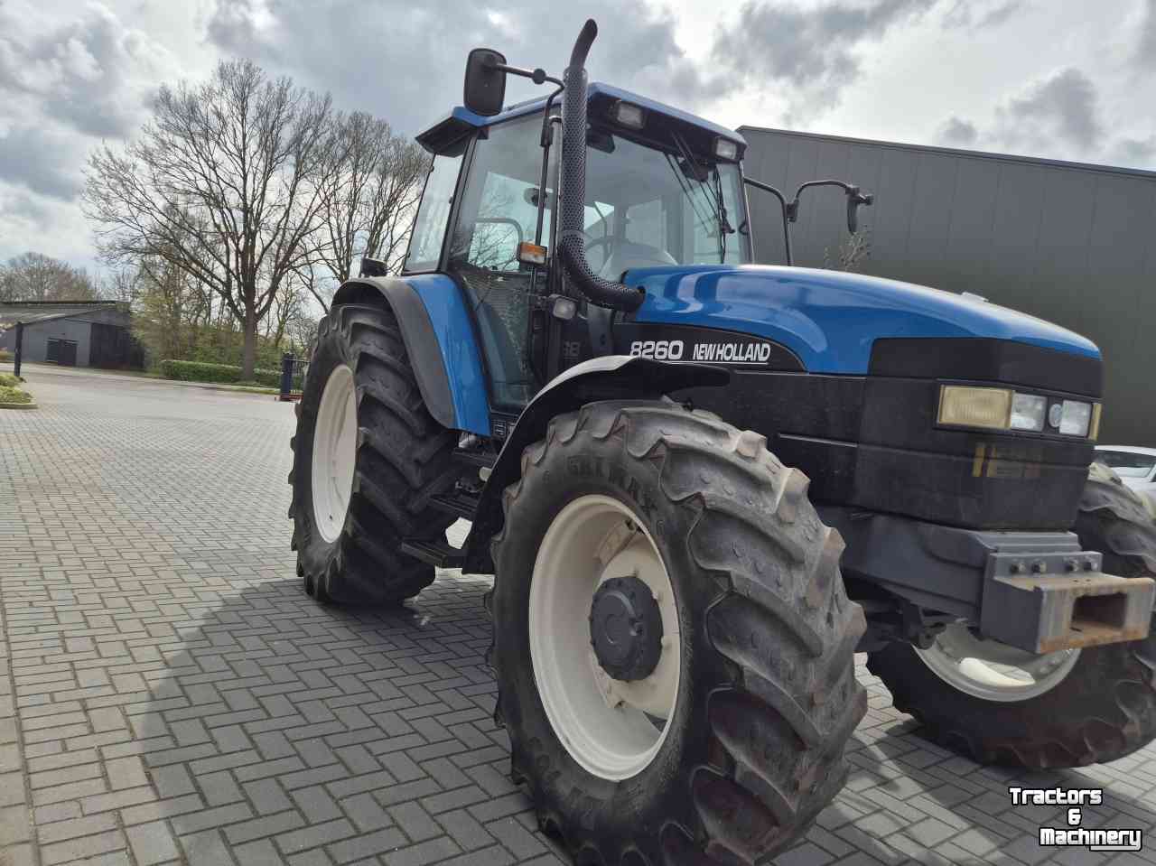 Schlepper / Traktor New Holland 8260