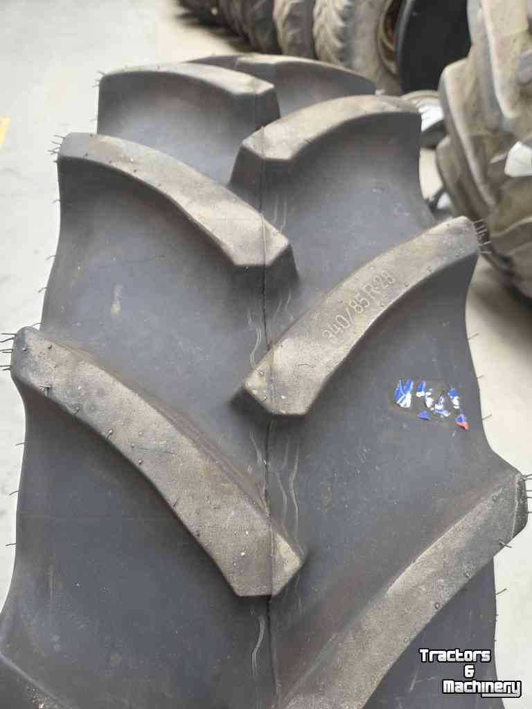 Räder, Reifen, Felgen & Distanzringe Mitas 340/85R28 AC85