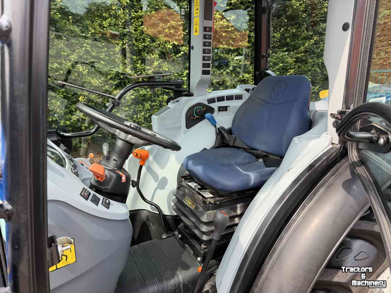 Obsttraktor New Holland T4.100v