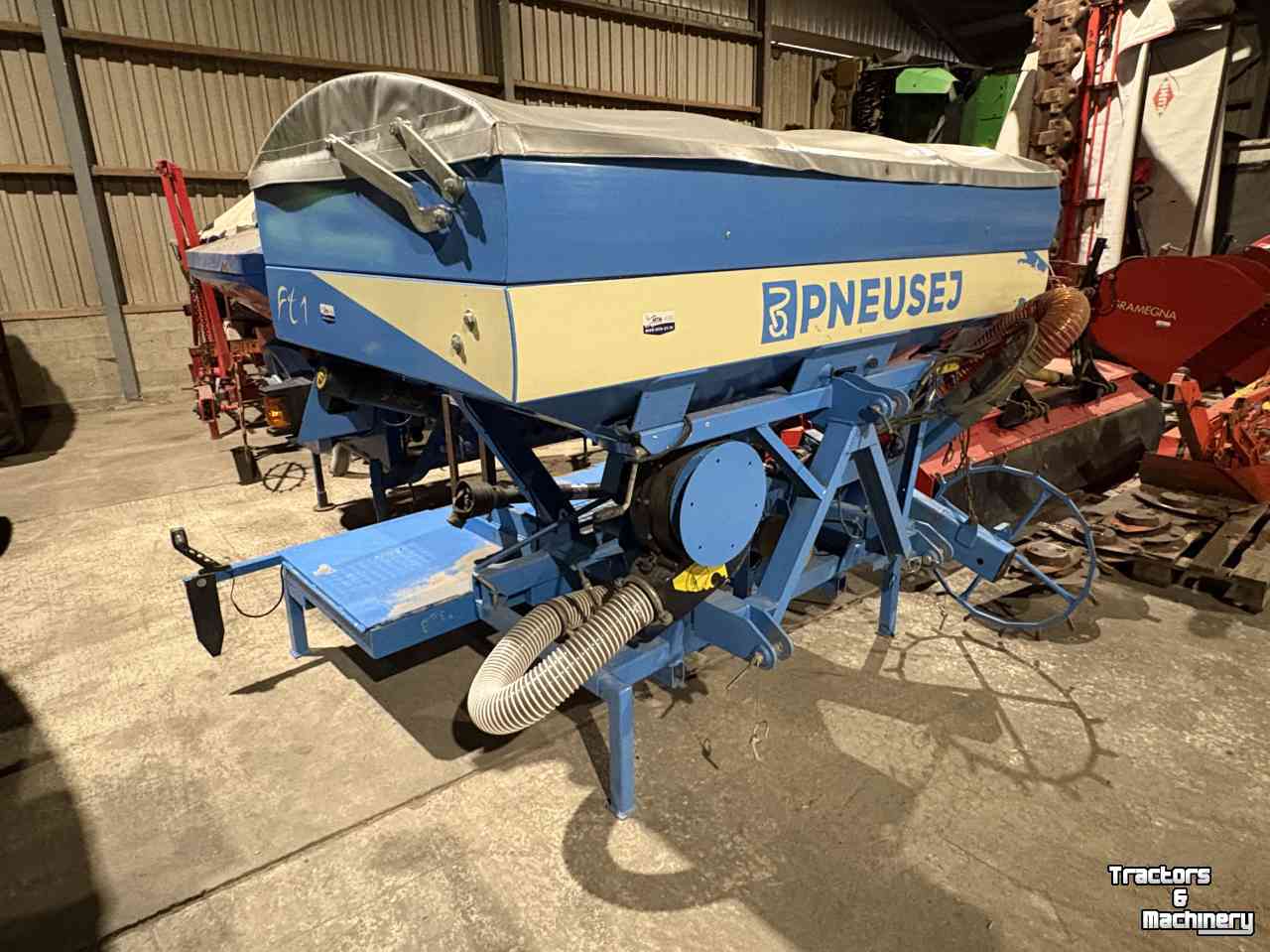 Drillmaschine Pneusej  FT1 front zaaitank met gewicht