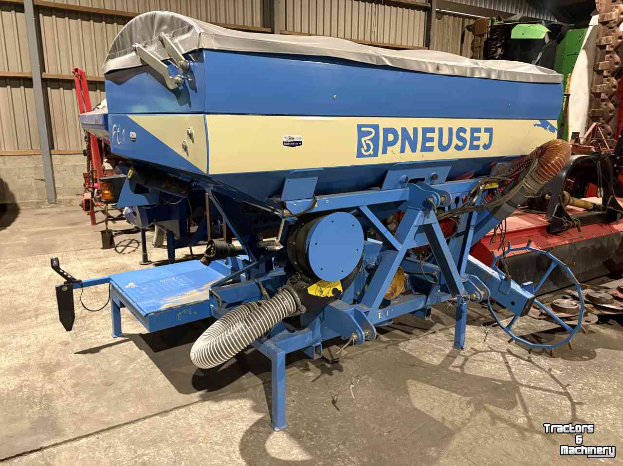 Drillmaschine Pneusej  FT1 front zaaitank met gewicht
