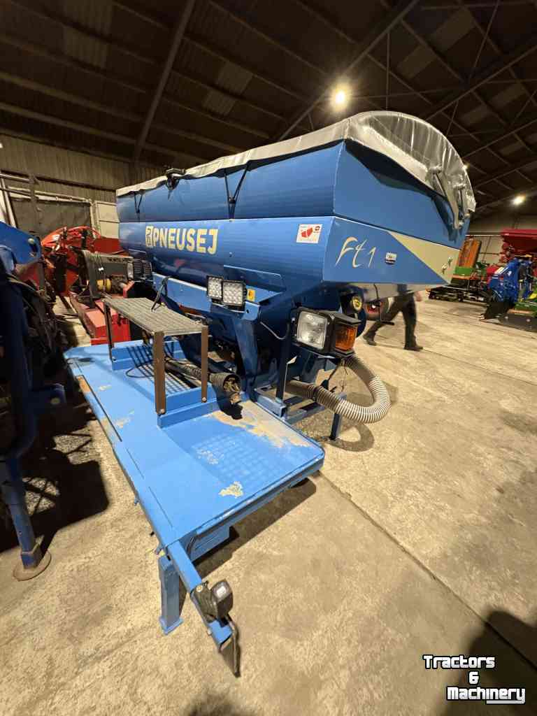 Drillmaschine Pneusej  FT1 front zaaitank met gewicht