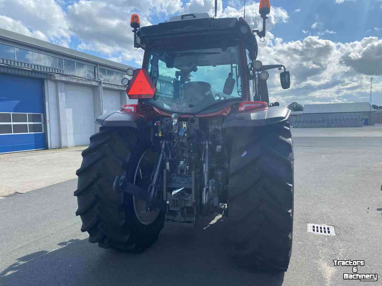 Schlepper / Traktoren Valtra G135A