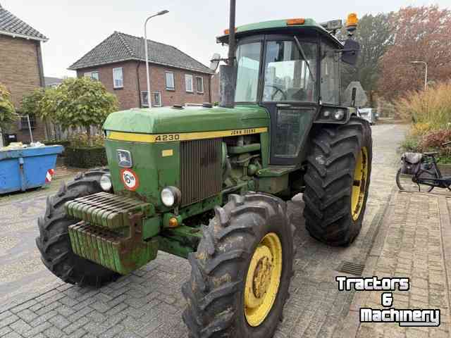 Schlepper / Traktor John Deere 4230