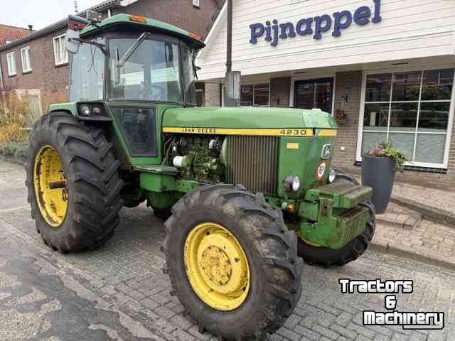 Schlepper / Traktor John Deere 4230