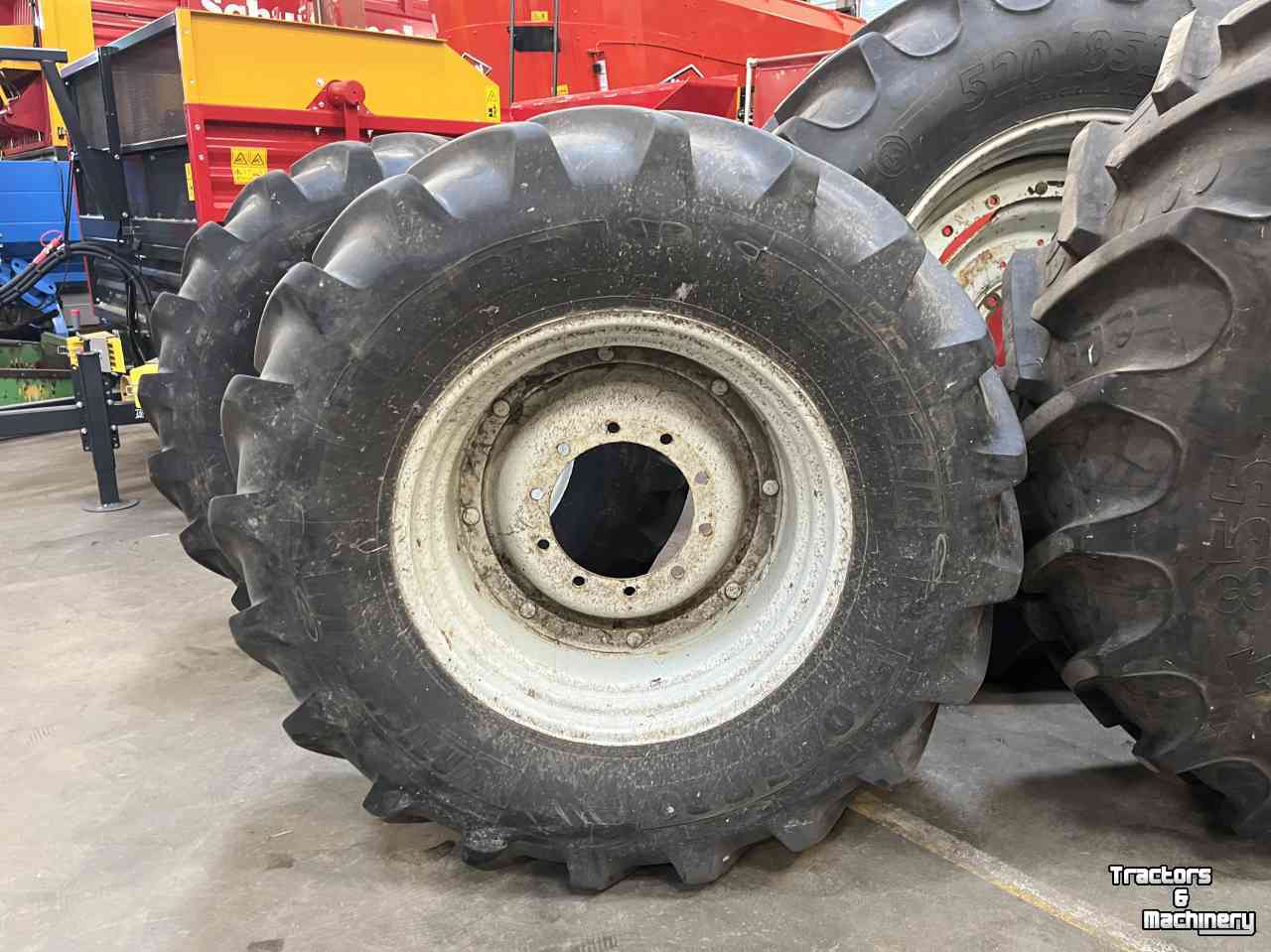 Räder, Reifen, Felgen & Distanzringe Michelin 540/65R30 MultiBIB / BKT 520/85R42 AgriMAX