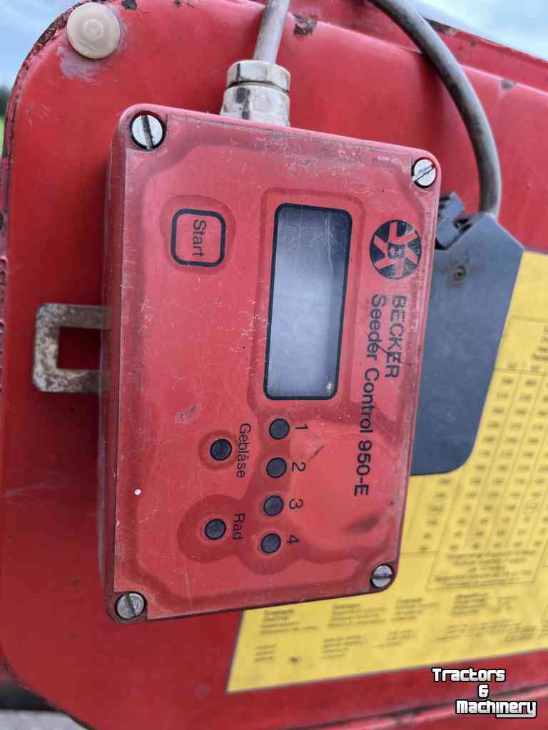 Drillmaschine Becker 4 rijer maiszaaimachine