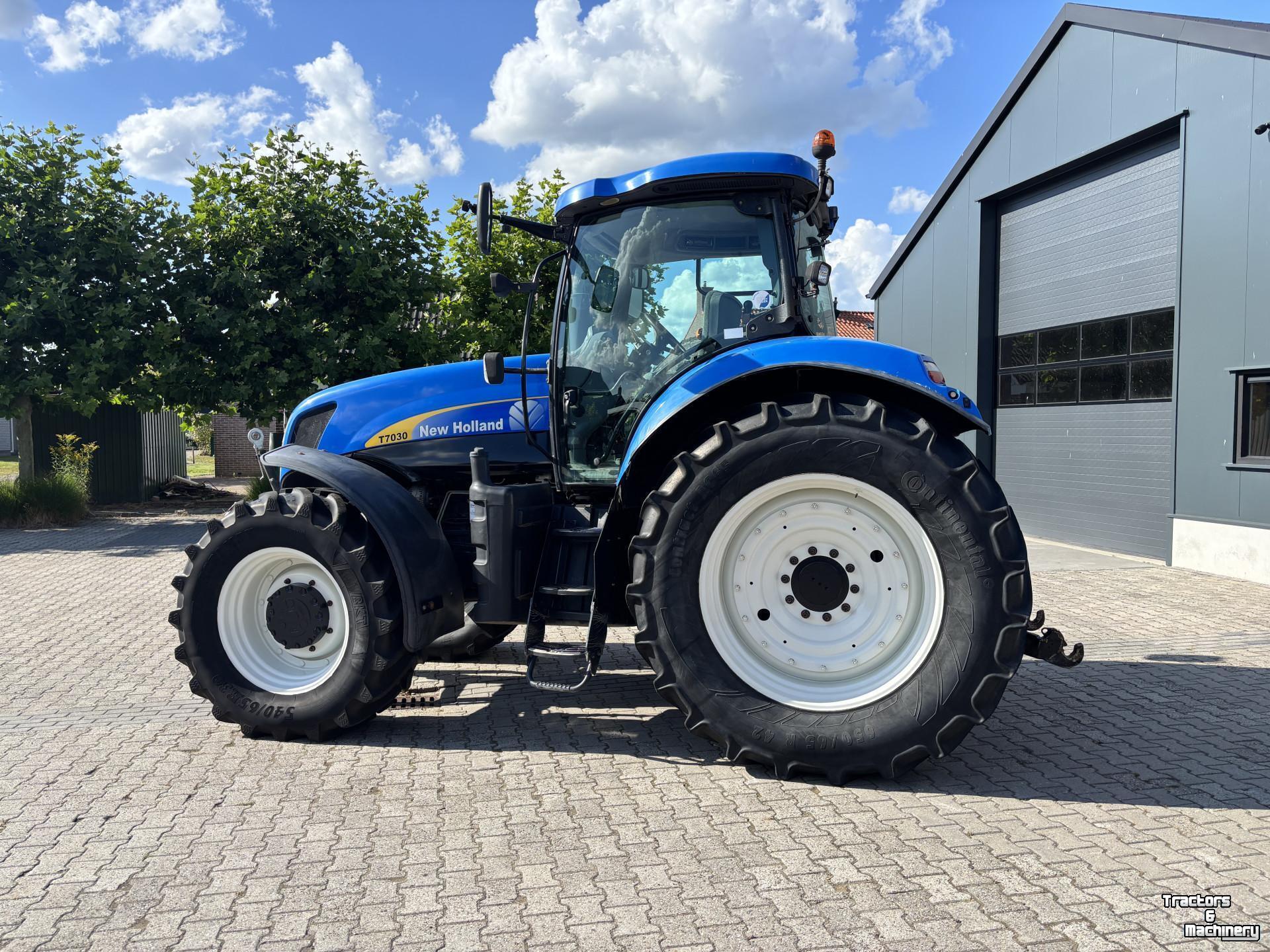 Schlepper / Traktor New Holland T7030 PowerCommand. Fronthef, Vooras vering, 40km.