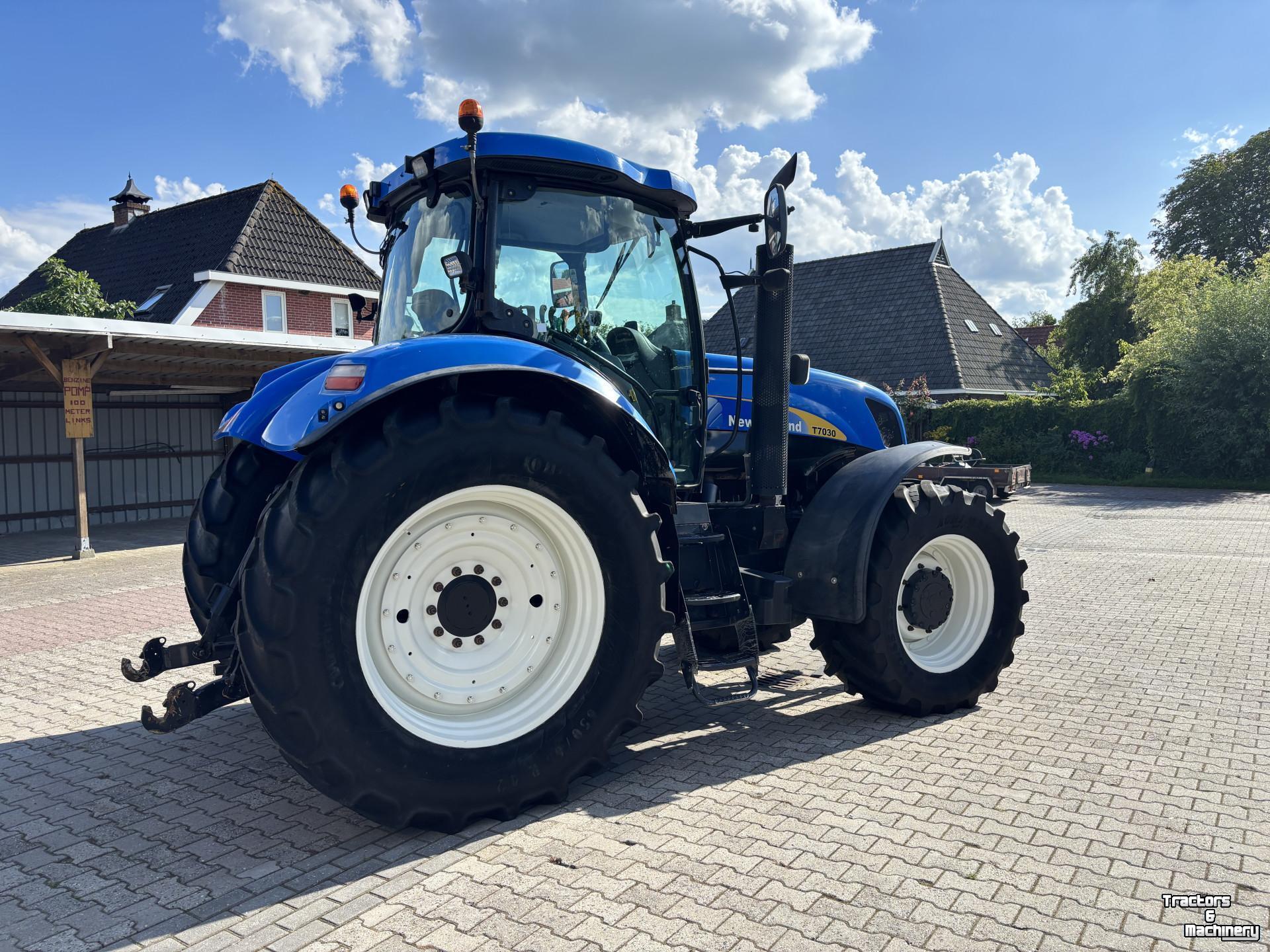 Schlepper / Traktor New Holland T7030 PowerCommand. Fronthef, Vooras vering, 40km.