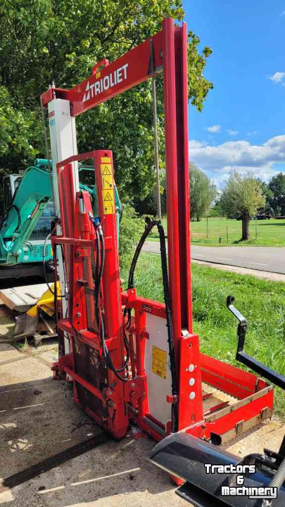 Siloblockschneider Trioliet TU 195  met hefmast en mechanische afschuiver