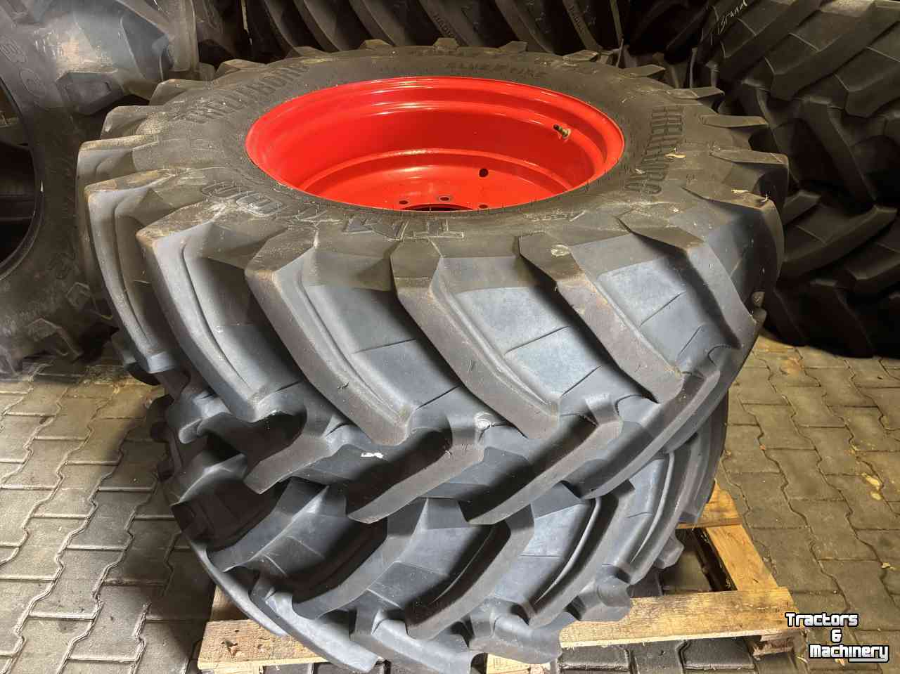 Räder, Reifen, Felgen & Distanzringe Trelleborg 480/70R28 op Fendt voorvelgen 15x28 10-gaats