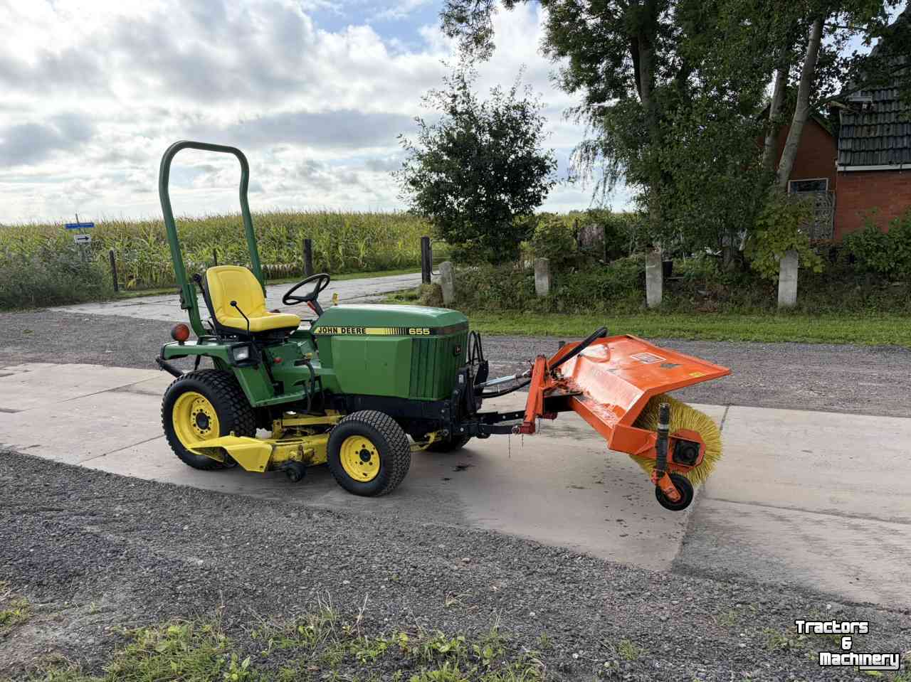 Gartentraktoren John Deere 655 Diesel 4wd met maaidek fronthef en veegmachine