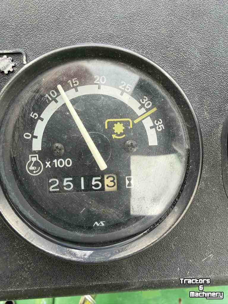 Gartentraktoren John Deere 655 Diesel 4wd met maaidek fronthef en veegmachine
