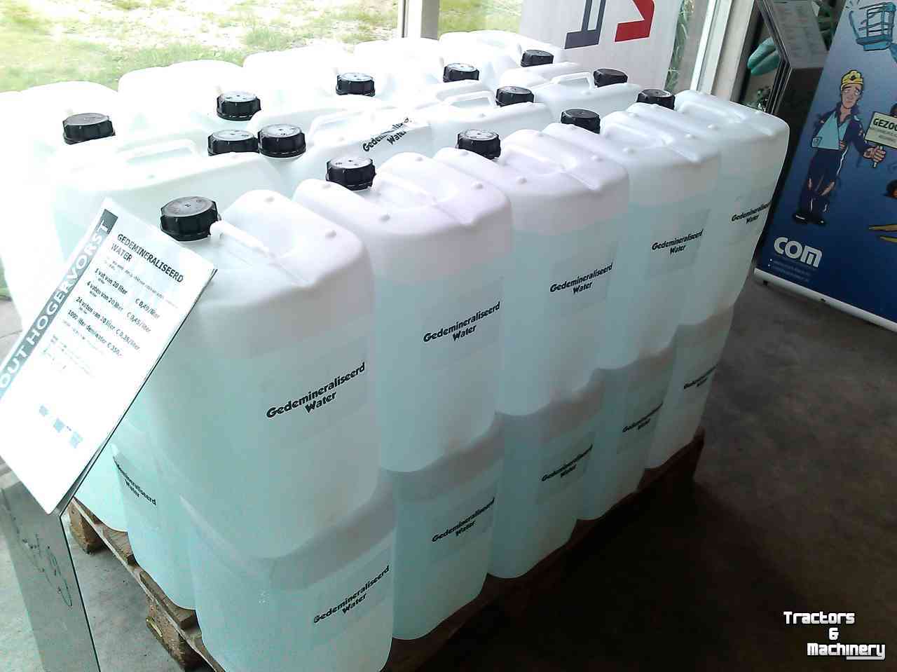 Sonstige Transport- und Industriemaschinen und Zubehör  gedemineraliseerd water, demi water, accu water 20 of 1000 liter vaten