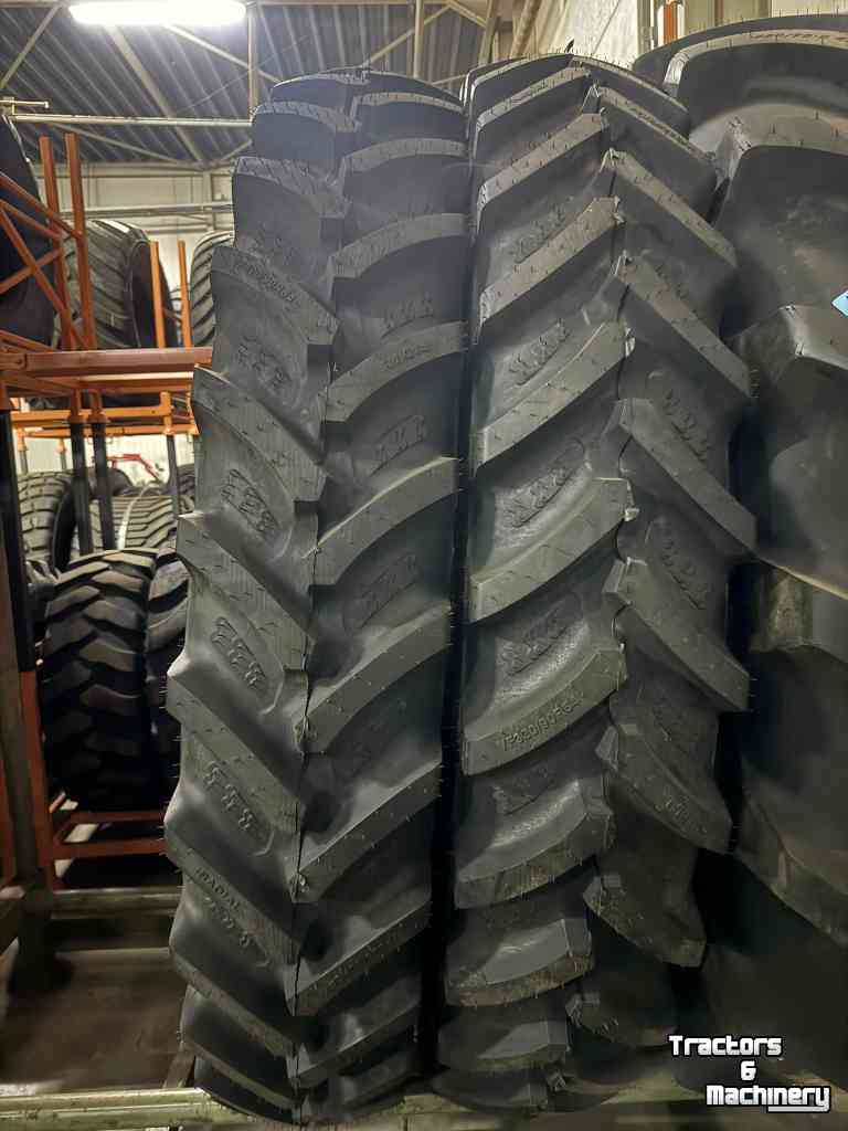 Räder, Reifen, Felgen & Distanzringe  320/90R54 & 320/85R38