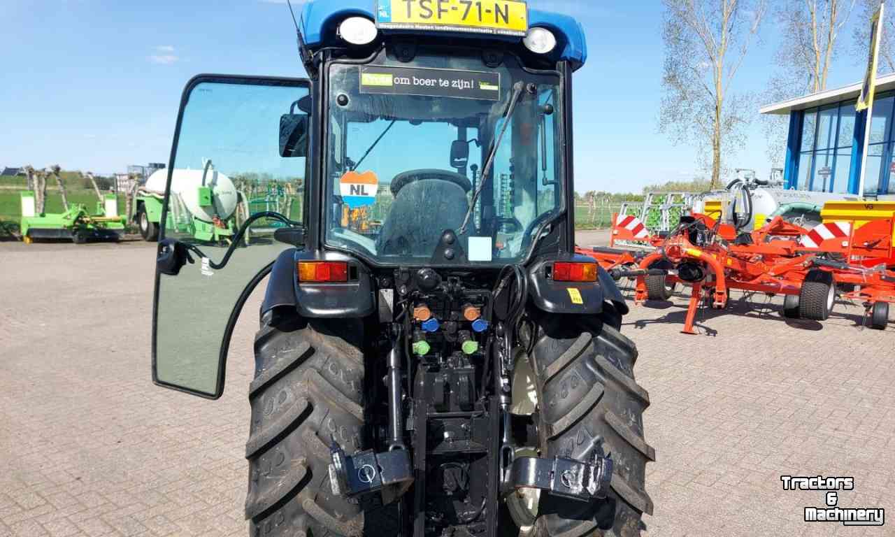 Obst und Weinbau Traktoren New Holland T4.95N 4WD CAB