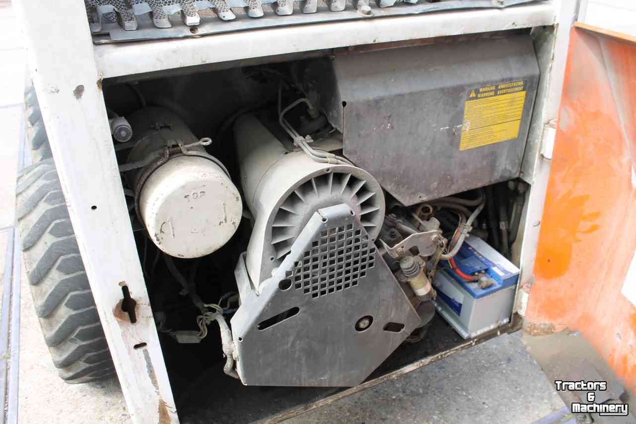Kompaktlader Bobcat 741 schranklader met grondbak en Deutz motor