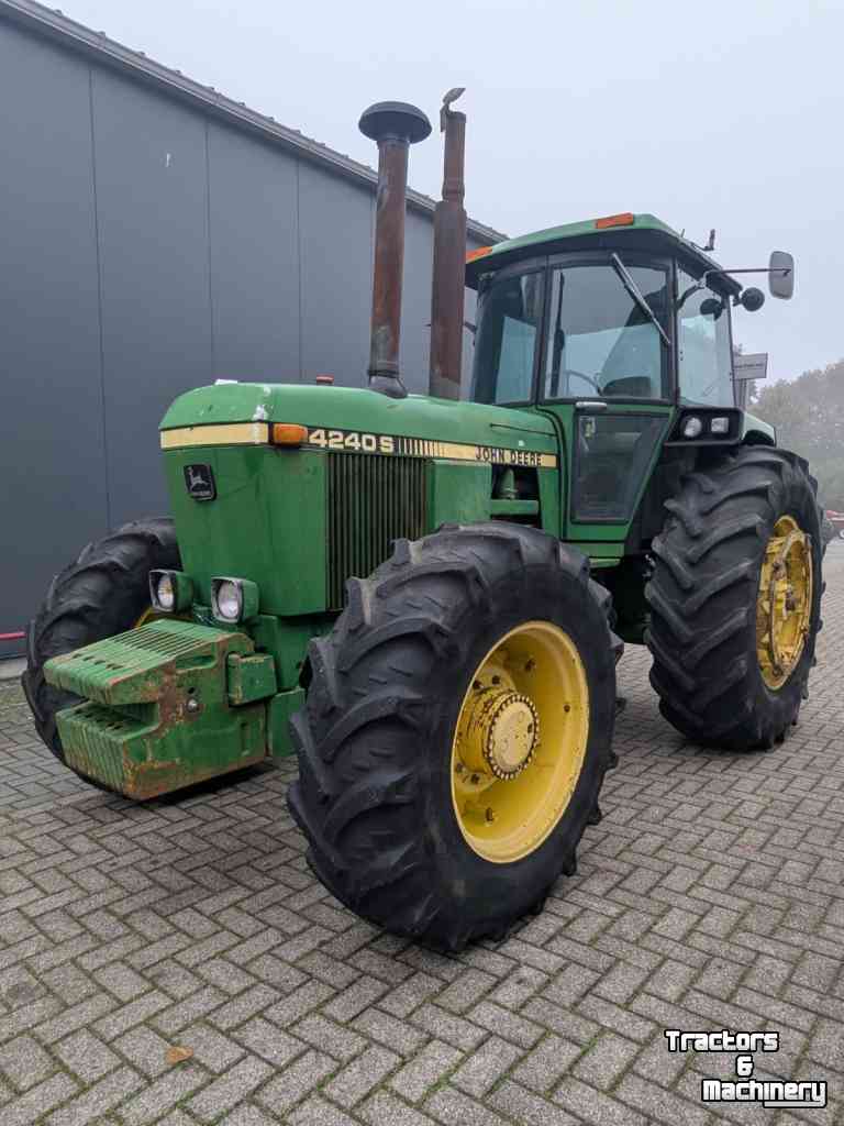 Schlepper / Traktor John Deere 4240 S