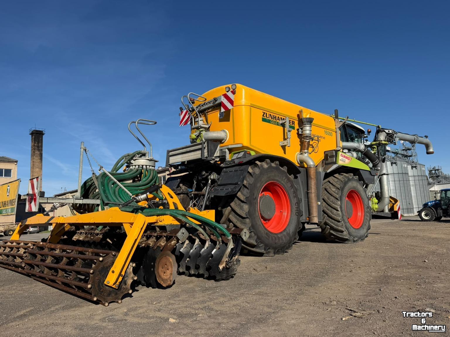 Gülletankwagen / Güllefässer Claas Xerion