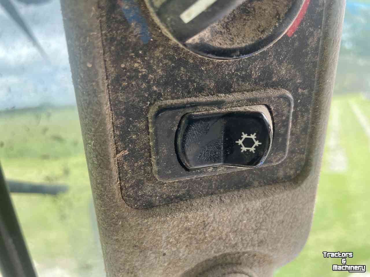 Schlepper / Traktor New Holland T6030 AIRCO STOLL ROBUST FR.LDR.