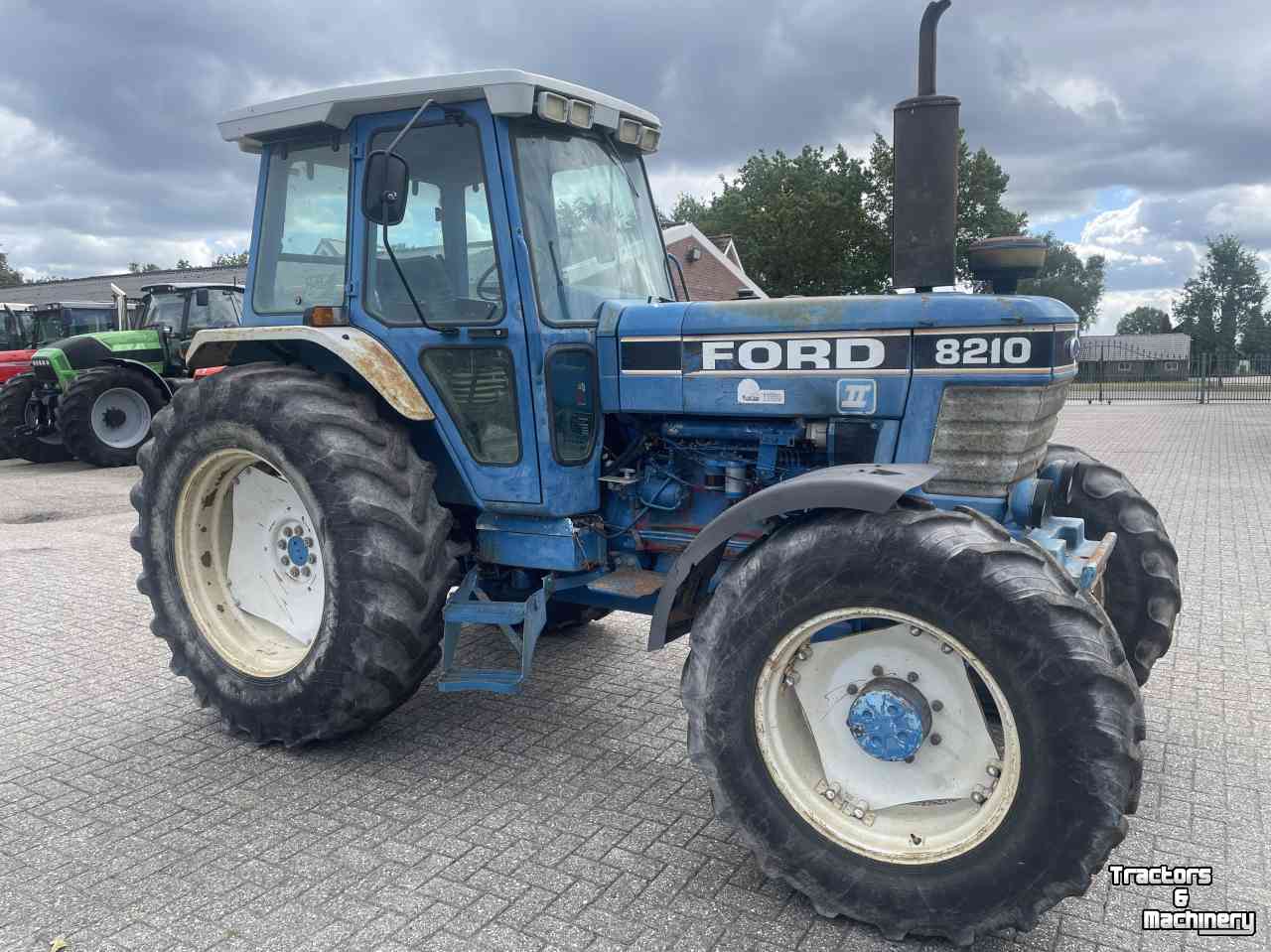 Schlepper / Traktor Ford 8210 II ZF-4WD, DP 16+8, cab + airco !!