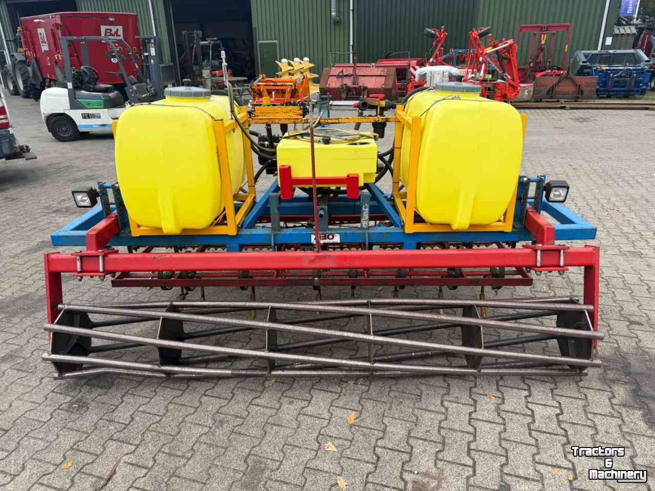 Grubber Zibo FC 300 frontcultivator met spuitopbouw
