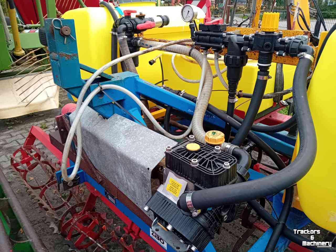 Grubber Zibo FC 300 frontcultivator met spuitopbouw
