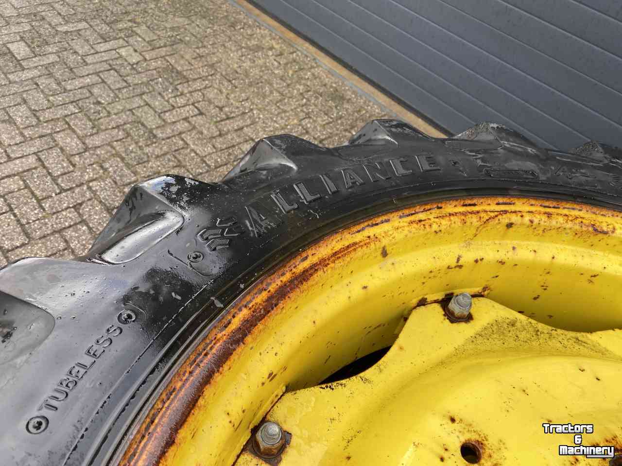 Räder, Reifen, Felgen & Distanzringe Alliance 11.2R32 en 12.4R46 op velg
