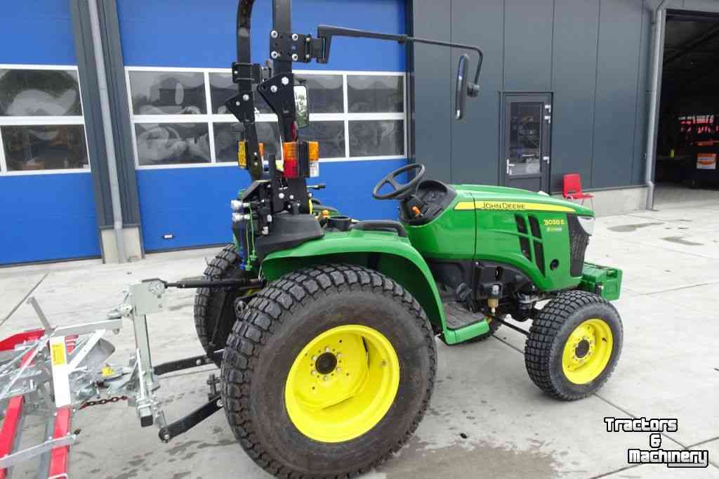 Schlepper / Traktoren John Deere 3038E