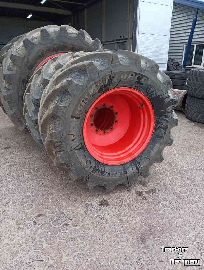 Räder, Reifen, Felgen & Distanzringe BKT 900/50R42 710/55R30
