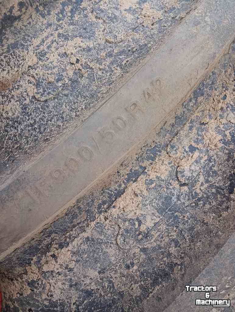 Räder, Reifen, Felgen & Distanzringe BKT 900/50R42 710/55R30