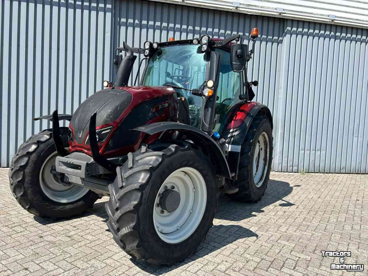 Schlepper / Traktor Valtra N121
