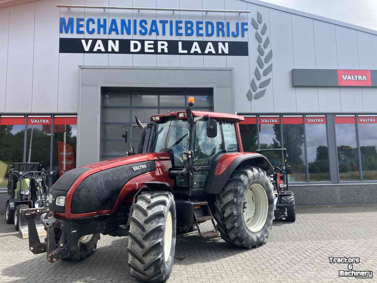 Schlepper / Traktor Valtra T130 Hitech