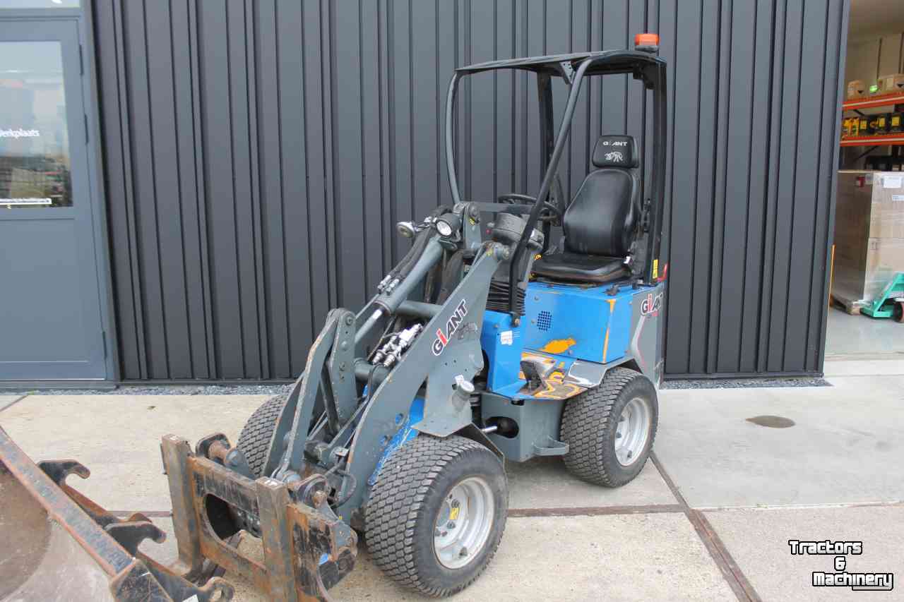 Radlader Giant D204SW minishovel wiellader puinriek en palletvork