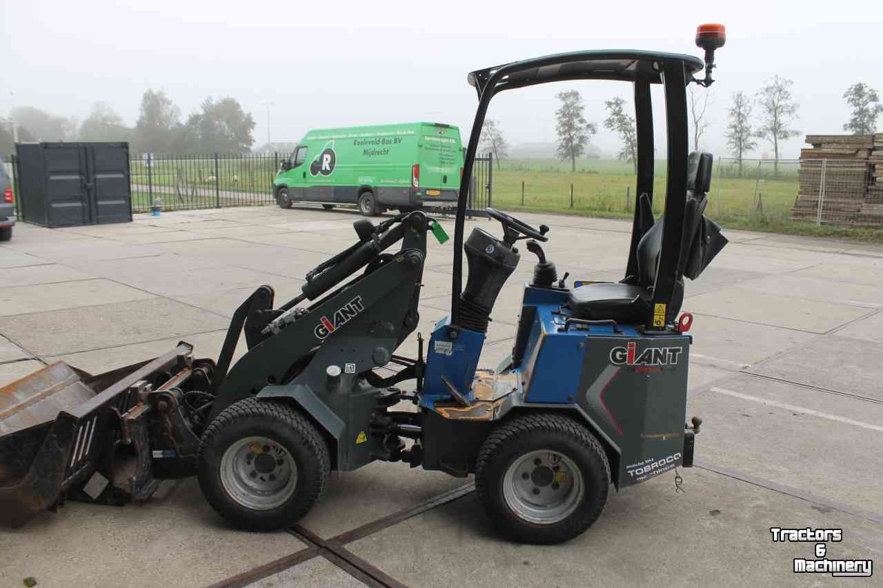 Radlader Giant D204SW minishovel wiellader puinriek en palletvork