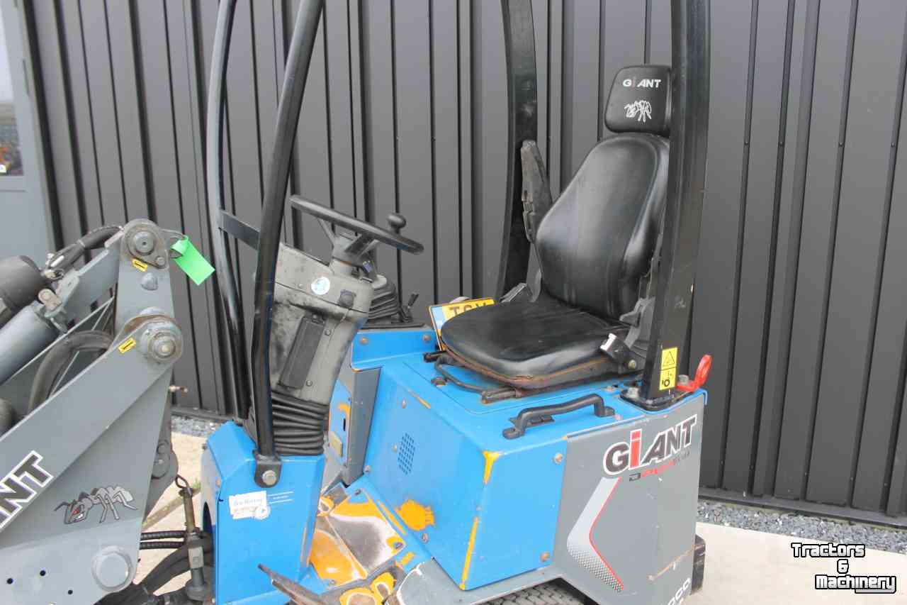Radlader Giant D204SW minishovel wiellader puinriek en palletvork