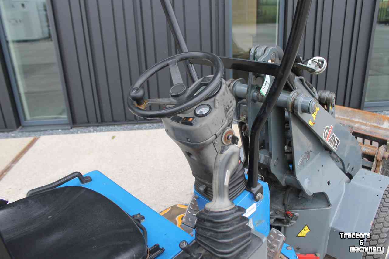 Radlader Giant D204SW minishovel wiellader puinriek en palletvork