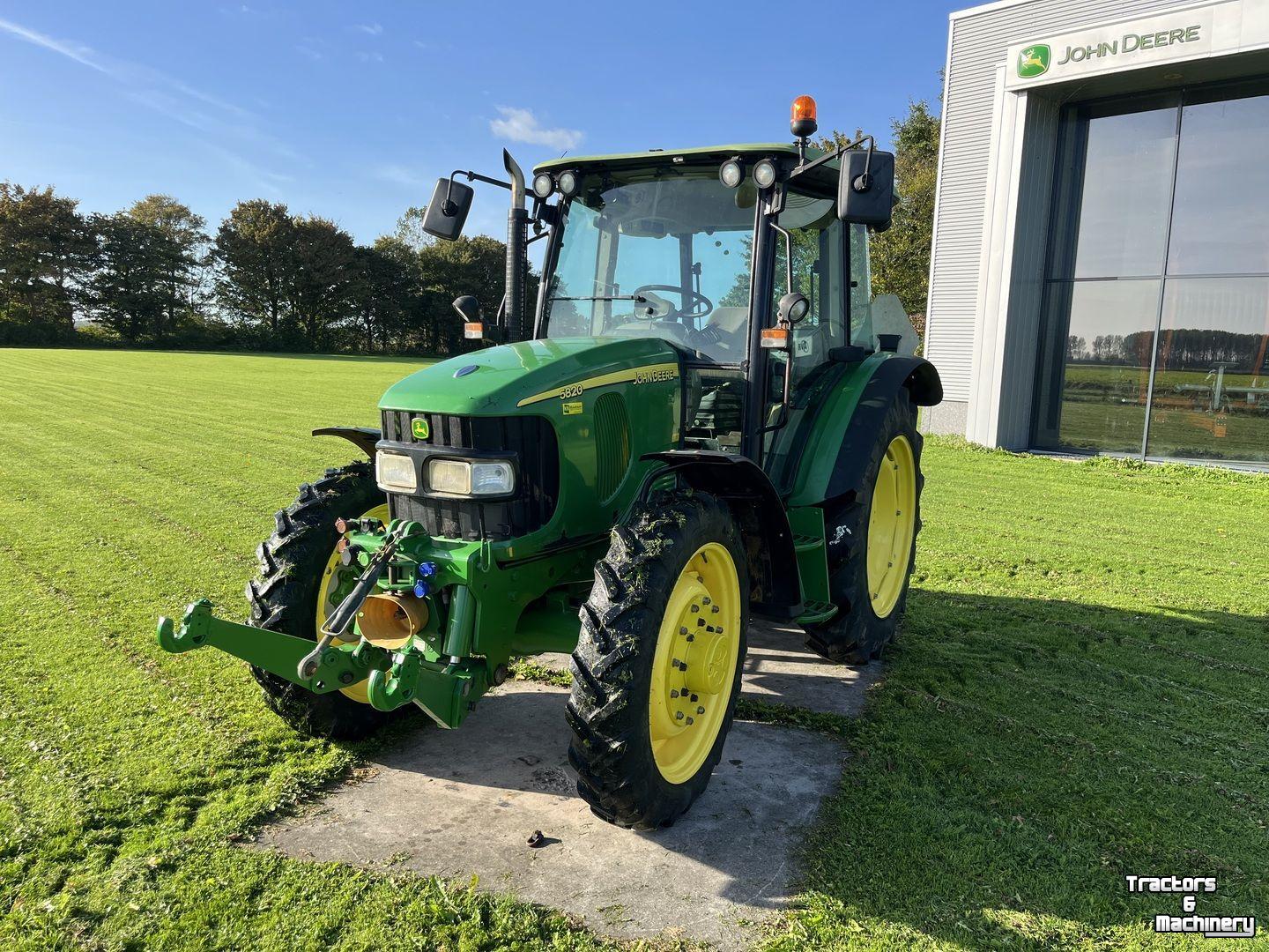 Schlepper / Traktor John Deere 5820