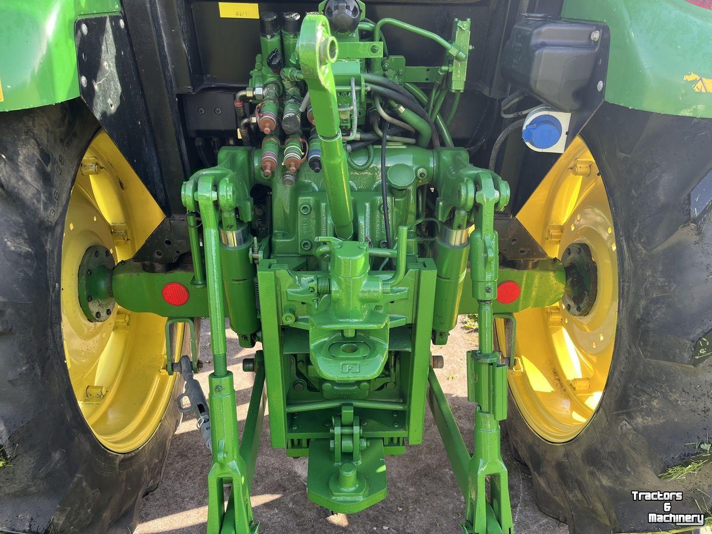 Schlepper / Traktor John Deere 5820