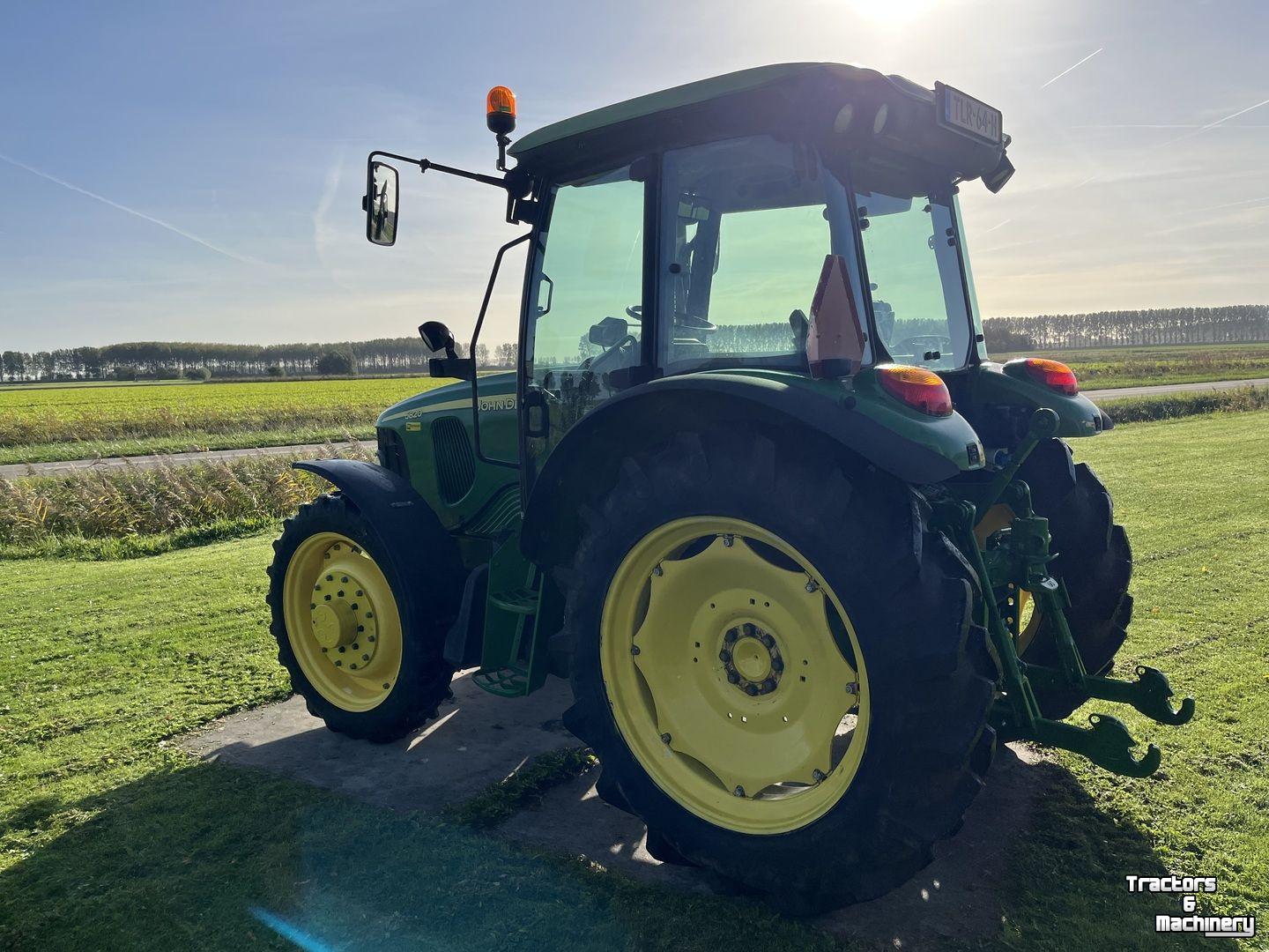 Schlepper / Traktor John Deere 5820