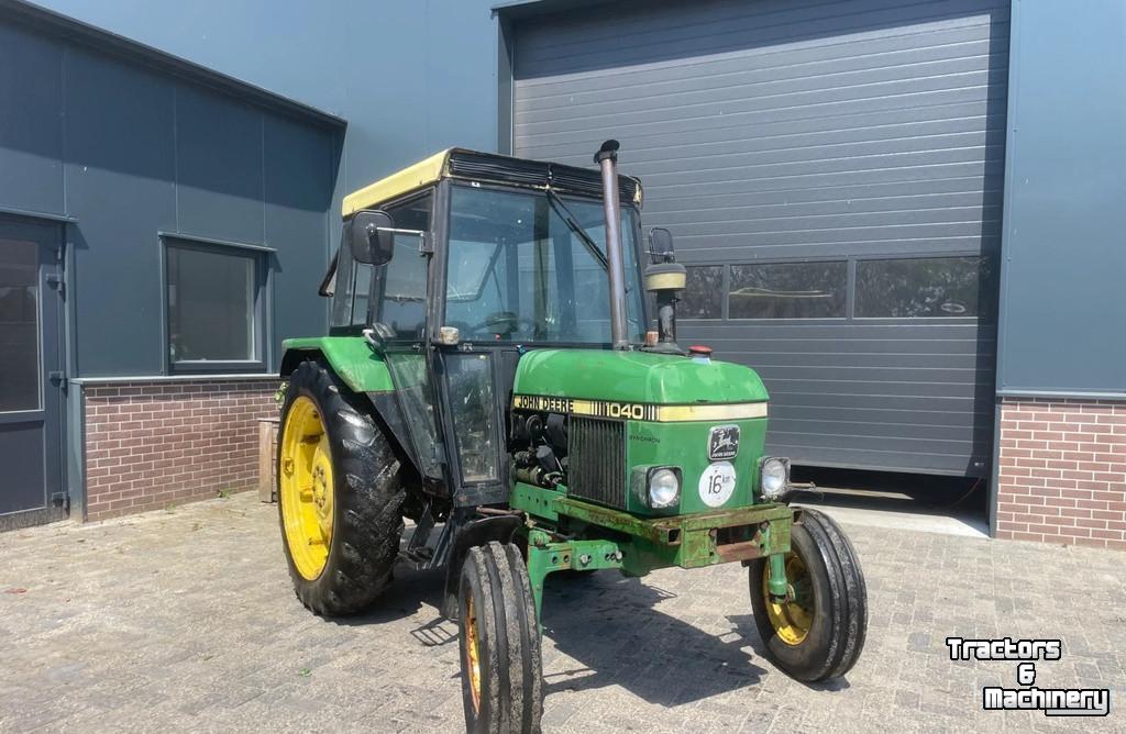 Schlepper / Traktor John Deere 1130 met voorlader en 1040 - beide 2wd en kenteken fendt ford international