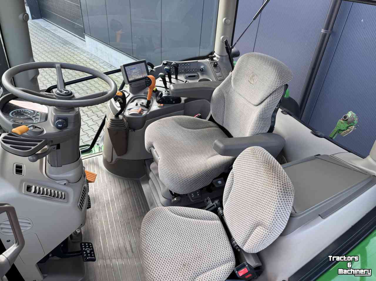Schlepper / Traktor John Deere 6105R