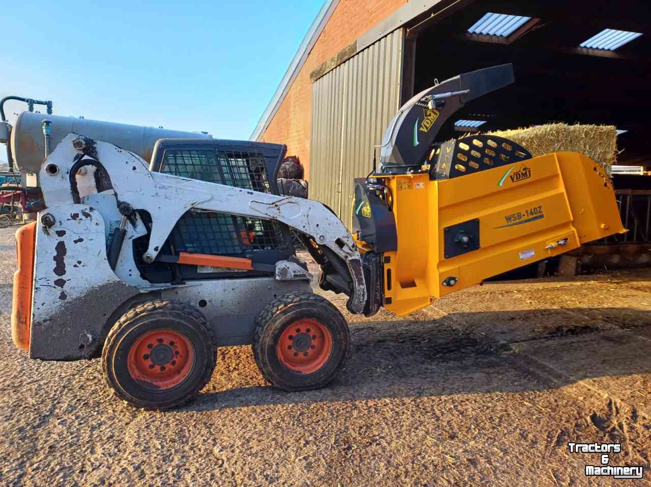 Strohverteiler für Liegeboxen VDMJ Stroblazer voor mini shovel VDMJ Machinery - WSB 140